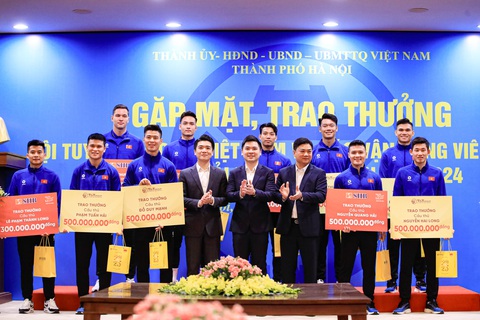 Bầu Hiển thưởng 4,4 tỉ đồng cho cầu thủ CLB Hà Nội và Công An Hà Nội - Ảnh 3. Bầu Hiển thưởng 4,4 tỷ đồng cho cầu thủ CLB Hà Nội và Công An Hà Nội - Ảnh 2.