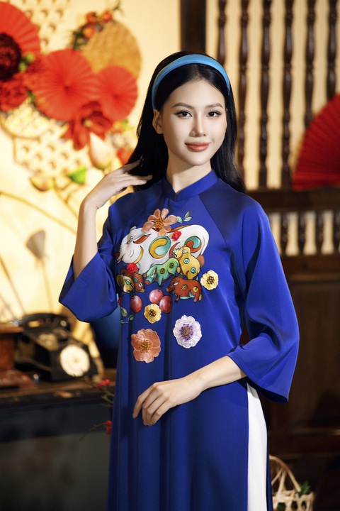 Tết đến, ngắm tranh Đông Hồ trên áo dài lụa của Võ Việt Chung - Ảnh 9. Tết đến, ngắm tranh Đông Hồ trên áo dài lụa của Võ Việt Chung - Ảnh 9.