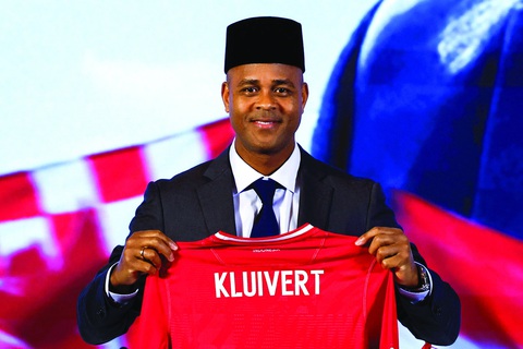 Tò mò với HLV Kluivert - Ảnh 1. Tò mò với HLV Kluivert - Ảnh 1.
