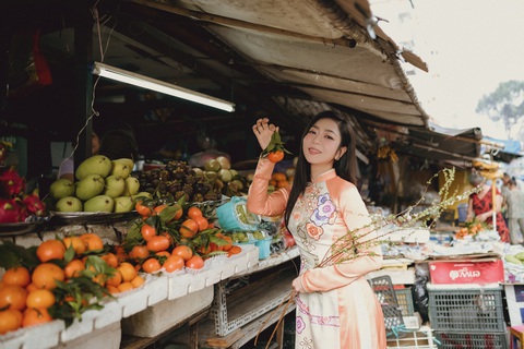 Hà Thanh Xuân khoe sắc với áo dài - Ảnh 1. Hà Thanh Xuân khoe sắc với áo dài - Ảnh 1.