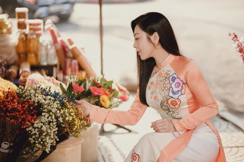 Hà Thanh Xuân khoe sắc với áo dài - Ảnh 4. Hà Thanh Xuân khoe sắc với áo dài - Ảnh 4.
