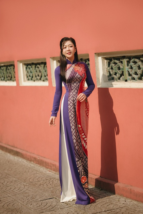 Hà Thanh Xuân khoe sắc với áo dài - Ảnh 2. Hà Thanh Xuân khoe sắc với áo dài - Ảnh 2.