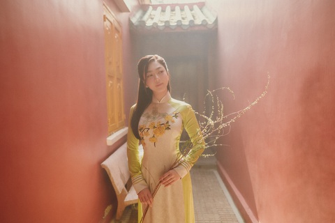 Hà Thanh Xuân khoe sắc với áo dài - Ảnh 3. Hà Thanh Xuân khoe sắc với áo dài - Ảnh 3.