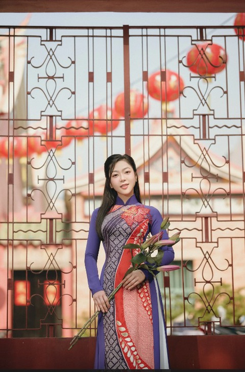 Hà Thanh Xuân khoe sắc với áo dài - Ảnh 5. Hà Thanh Xuân khoe sắc với áo dài - Ảnh 5.