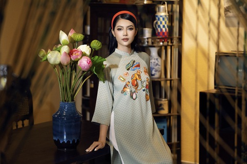 Tết đến, ngắm tranh Đông Hồ trên áo dài lụa của Võ Việt Chung - Ảnh 11. Tết đến, ngắm tranh Đông Hồ trên áo dài lụa của Võ Việt Chung - Ảnh 11.