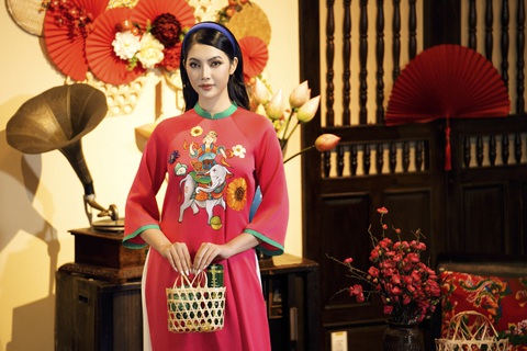 Tết đến, ngắm tranh Đông Hồ trên áo dài lụa của Võ Việt Chung - Ảnh 10. Tết đến, ngắm tranh Đông Hồ trên áo dài lụa của Võ Việt Chung - Ảnh 10.