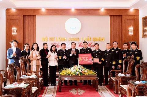 Lãnh đạo Thành ủy TP.HCM thăm, chúc tết Bộ Tư Lệnh Quân chủng Hải quân, Bộ đội Biên phòng - Ảnh 1.