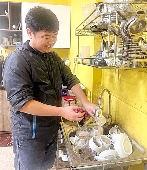 Đàn ông 'cầm trịch' ngày Tết, tại sao không? - Ảnh 1. Đàn ông 'cầm trịch' ngày Tết, tại sao không? - Ảnh 1.