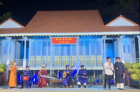 Lạ tai với ca Huế tại Lễ hội Tết Việt 2025 - Ảnh 2. Lạ tai với ca Huế tại Lễ hội Tết Việt 2025 - Ảnh 2.