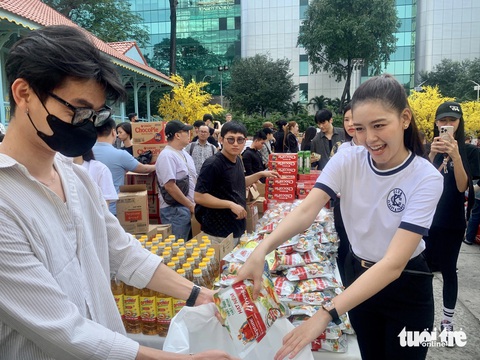 Kim Duyên, Thanh Ngân mang Tết sớm người bị ảnh hưởng HIV/AIDS qua Hạt gạo chia đôi - Ảnh 1. Kim Duyên, Thanh Ngân mang Tết sớm người bị ảnh hưởng HIV/AIDS qua Hạt gạo chia đôi - Ảnh 1.