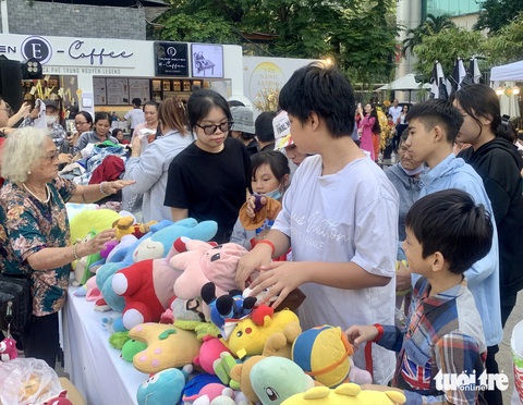 Kim Duyên, Thanh Ngân mang Tết sớm người bị ảnh hưởng HIV/AIDS qua Hạt gạo chia đôi - Ảnh 4. Kim Duyên, Xuân Hạnh mang Tết sớm người bị ảnh hưởng HIV/AIDS qua Hạt gạo chia đôi - Ảnh 4.