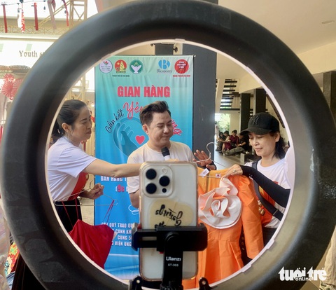 Nghệ sĩ livestream bán quần áo, phụ kiện gây quỹ giúp bệnh nhi ung thư - Ảnh 1. Nghệ sĩ livestream bán quần áo, phụ kiện gây quỹ giúp bệnh nhi ung thư - Ảnh 1.
