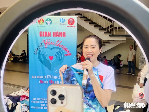 Nghệ sĩ livestream bán quần áo, phụ kiện gây quỹ giúp bệnh nhi ung thư - Ảnh 2. Nghệ sĩ livestream bán quần áo, phụ kiện gây quỹ giúp bệnh nhi ung thư - Ảnh 2.