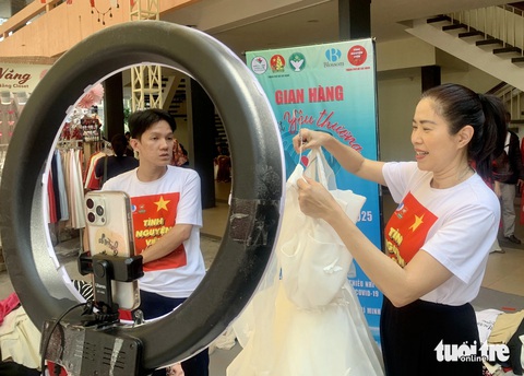 Nghệ sĩ livestream bán quần áo, phụ kiện gây quỹ giúp bệnh nhi ung thư - Ảnh 4. Nghệ sĩ livestream bán quần áo, phụ kiện gây quỹ giúp bệnh nhi ung thư - Ảnh 4.