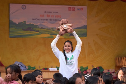 H'Hen Niên khánh thành điểm trường mới, nhà tắm mới cho học sinh Mù Cang Chải - Ảnh 7. H'Hen Niên khánh thành điểm trường mới, nhà tắm mới cho học sinh Mù Cang Chải - Ảnh 7.