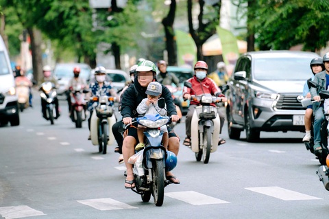 Giữ an toàn khi chở con trên xe máy - Ảnh 1. Giữ an toàn khi chở con trên xe máy - Ảnh 1.