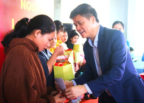 Phó chủ tịch Quốc hội Nguyễn Khắc Định trao quà tết cho người nghèo, công nhân khó khăn ở Khánh Hòa - Ảnh 3. Phó chủ tịch Quốc hội Nguyễn Khắc Định trao quà Tết cho người nghèo, công nhân khó khăn ở Khánh Hòa - Ảnh 3.