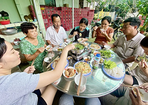 Không mâm cao cỗ đầy, Tết này vẫn vui - Ảnh 2. Không mâm cao cỗ đầy, Tết này vẫn vui - Ảnh 2.
