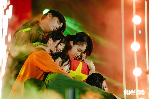 Dàn sao khủng tham gia nhạc hội học sinh gây quỹ xây nhà tình thương - Ảnh 16. Dàn sao khủng đổ bộ nhạc hội Tuổi Hồng của học sinh gây quỹ xây nhà tình bạn - Ảnh 12.