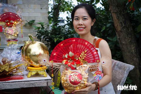 Dừa dát vàng ở Đà Nẵng có giá 1 triệu đồng/cặp vẫn cháy hàng - Ảnh 1.