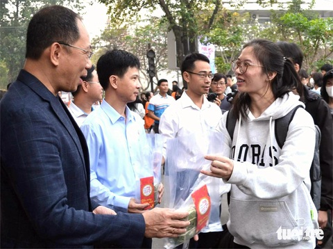 Rời thành phố trên chuyến xe nghĩa tình - Ảnh 1. Hàng ngàn sinh viên rời thành phố về quê đón Tết trên chuyến xe nghĩa tình - Ảnh 1.