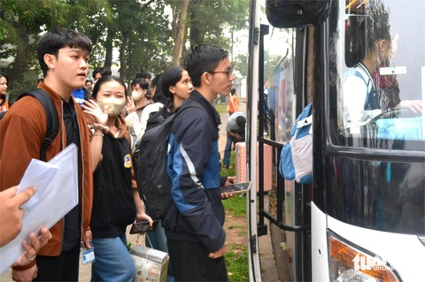 Rời thành phố trên chuyến xe nghĩa tình - Ảnh 2. Hàng ngàn sinh viên rời thành phố về quê đón Tết trên chuyến xe nghĩa tình - Ảnh 2.