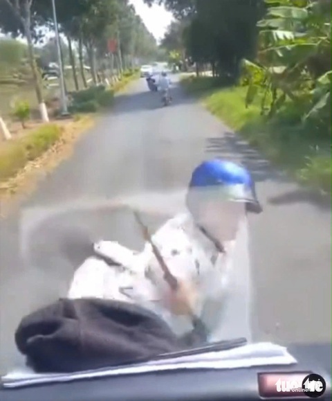 Bắt người đập phá xe tải chỉ vì không vượt qua xe được - Ảnh 1.