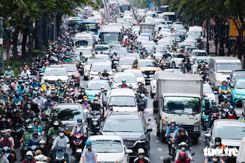Xe máy lẫn ô tô chen nhau 'điền chỗ trống' làm ùn tắc giao thông càng nghiêm trọng - Ảnh 1. Xe máy, ô tô đua nhau lấn làn 'điền vào chỗ trống', ùn tắc càng nghiêm trọng - Ảnh 1.