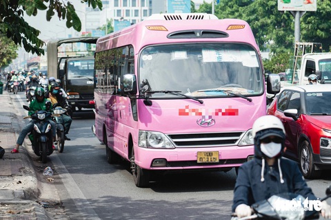 Xe máy lẫn ô tô chen nhau 'điền chỗ trống' làm ùn tắc giao thông càng nghiêm trọng - Ảnh 4. Ô tô tranh nhau lấn làn xe máy, ùn tắc càng nghiêm trọng - Ảnh 5.