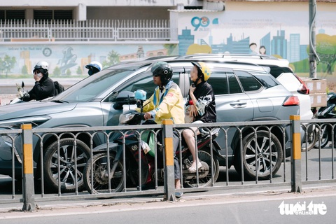 Xe máy lẫn ô tô chen nhau 'điền chỗ trống' làm ùn tắc giao thông càng nghiêm trọng - Ảnh 8. Ô tô tranh nhau lấn làn xe máy, ùn tắc càng nghiêm trọng - Ảnh 9.