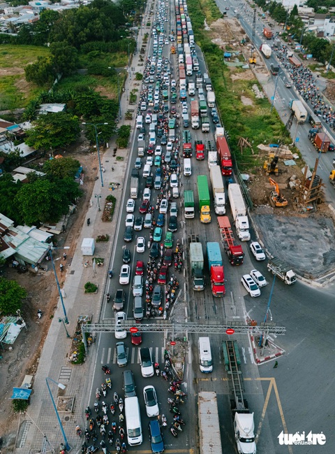 Xe máy lẫn ô tô chen nhau 'điền chỗ trống' làm ùn tắc giao thông càng nghiêm trọng - Ảnh 9. Ô tô tranh nhau lấn làn xe máy, ùn tắc càng nghiêm trọng - Ảnh 10.