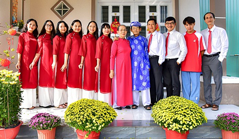Còn cha còn mẹ là còn mùa xuân - Ảnh 1. Còn cha còn mẹ là còn mùa xuân - Ảnh 1.
