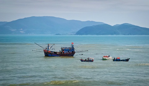 Sóng lớn đánh chìm ghe trên biển Nha Trang, 1 ngư dân mất tích - Ảnh 1. Sóng lớn đánh chìm ghe trên biển Nha Trang, 1 ngư dân mất tích - Ảnh 1.