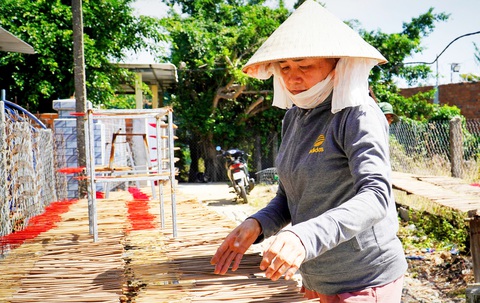 Làng trầm hương trăm tuổi rộn ràng vụ Tết - Ảnh 1. Làng trầm hương trăm tuổi rộn ràng vụ Tết - Ảnh 1.