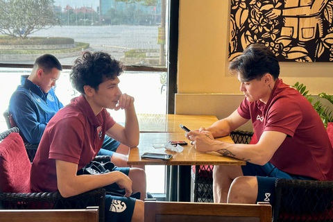 Cầu thủ Thái Lan đi cà phê giữa trưa trước trận chung kết ASEAN Cup 2024 - Ảnh 1. Cầu thủ Thái Lan thảnh thơi đi cà phê trước trận chung kết ASEAN Cup 2024 - Ảnh 1.