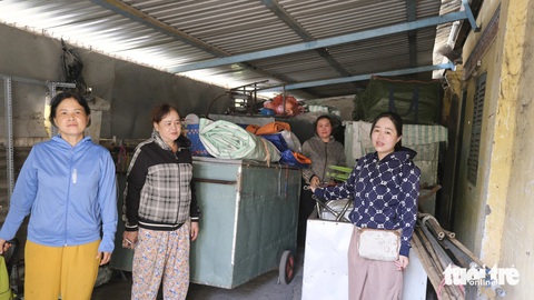 Tiểu thương chợ đêm Sa Đéc khóc ròng vì nguy cơ 'ôm hàng' đợt Tết - Ảnh 1.