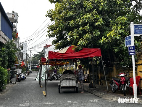 Tiểu thương chợ đêm Sa Đéc khóc ròng vì nguy cơ 'ôm hàng' đợt Tết - Ảnh 3.