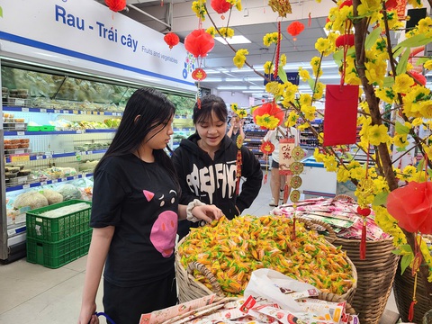 Sắm Tết đủ đầy dù túi tiền eo hẹp - Ảnh 2. Sắm Tết đủ đầy dù túi tiền eo hẹp - Ảnh 2.