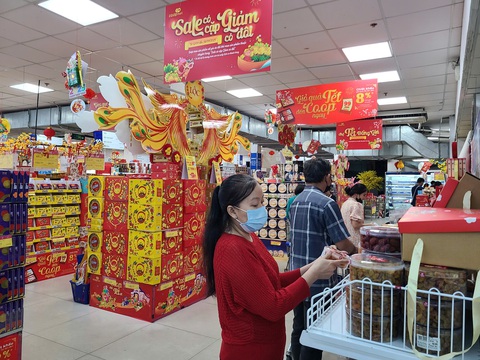 Sắm Tết đủ đầy dù túi tiền eo hẹp - Ảnh 1. Sắm Tết đủ đầy dù túi tiền eo hẹp - Ảnh 1.