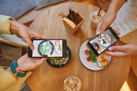 TikTok giúp mì Budak và vô vàn món ăn khác trở thành trào lưu năm 2024 - Ảnh 1. TikTok giúp mì Budak và vô vàn các món ăn khác trở thành trào lưu năm 2024 - Ảnh 1.