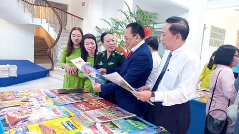 Dành tặng quân dân Trường Sa 3.000 giai phẩm dự Hội báo xuân tỉnh Khánh Hòa - Ảnh 1.