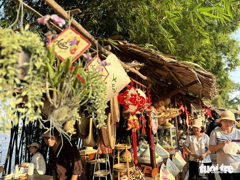 Chợ quê bên cồn nhộn nhịp ngày giáp Tết - Ảnh 1.