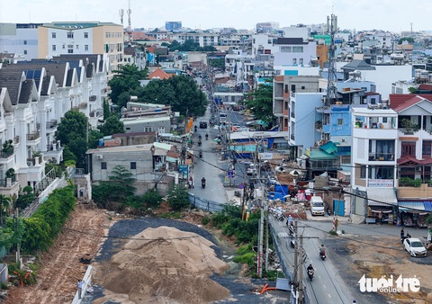 Đường nối Trần Quốc Hoàn và Dương Quảng Hàm chỉ thông xe ‘một nửa’, vì sao? - Ảnh 4.