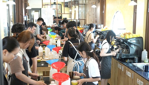 Lận lưng nghề barista trước khi du học - Ảnh 1. Lận lưng nghề barista trước khi du học - Ảnh 1.