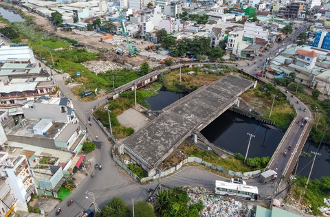 TIN SÁNG: - Ảnh 1. Tin tức sáng 21-1: TP.HCM thông xe cầu Tân Kỳ Tân Quý; Tổng giám đốc BĐS Phát Đạt bán sạch cổ phiếu - Ảnh 1.