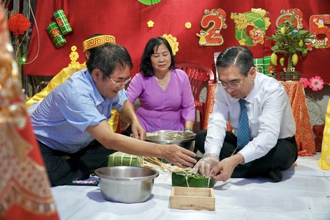Phó bí thư Thành ủy TP.HCM Nguyễn Phước Lộc gói bánh chưng cùng người dân vui xuân Ất Tỵ - Ảnh 2.