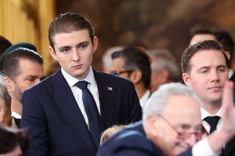 Bà Melania và cậu út Barron gây sốt tại lễ nhậm chức của ông Trump - Ảnh 3. Bà Melania và cậu út Barron gây sốt tại lễ nhậm chức của ông Trump - Ảnh 3.