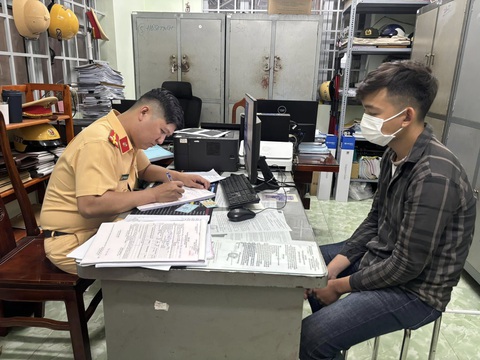 Bị tịch thu xe vì quay cảnh bốc đầu xe máy đăng lên Facebook - Ảnh 1. Quay cảnh bốc đầu xe máy đăng lên Facebook, thanh niên bị tịch thu xe - Ảnh 1.