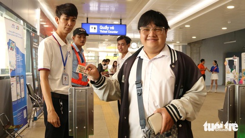 Ngày đầu thu phí đi metro số 1: Khuyến khích thanh toán không tiền mặt đỡ xếp hàng - Ảnh 1.