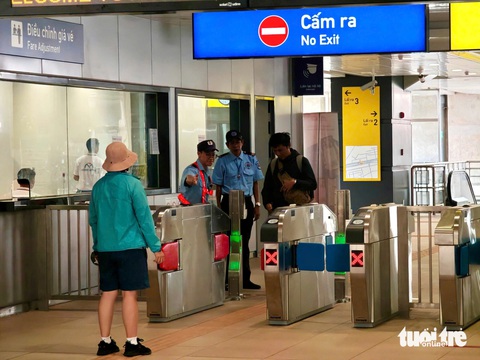 Ngày đầu thu phí đi metro số 1: Khuyến khích thanh toán không tiền mặt đỡ xếp hàng - Ảnh 2.